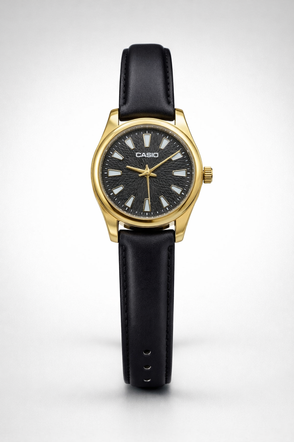 Montre Casio Classique – Boîtier Doré, Cadran Noir Texturé & Bracelet en Cuir